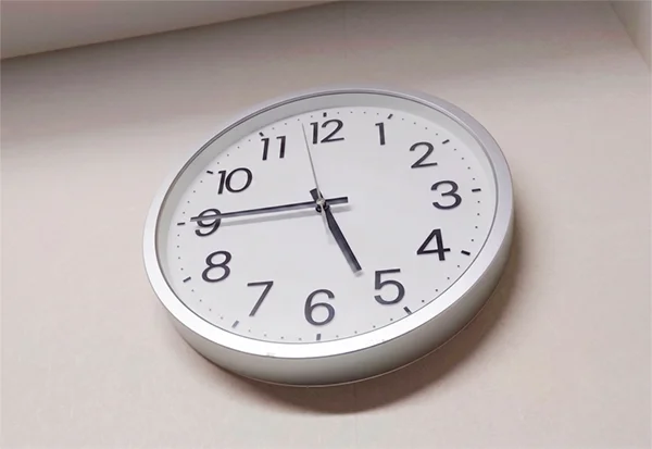 定時退社・帰宅するスタッフのイメージ