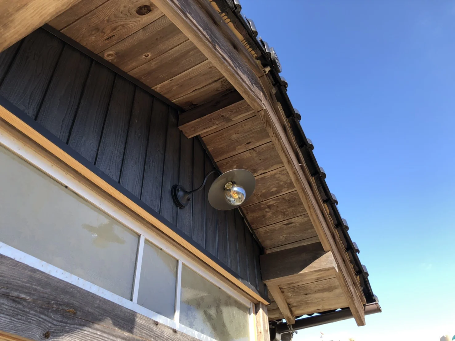 地域の取引先と営業するイメージ