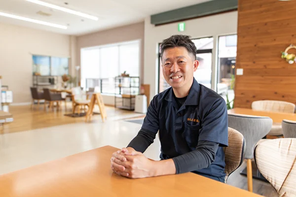 社長と社員が話すオフィスのイメージ