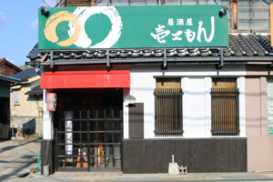 【after】壁を白く塗装して、窓に格子をつけました。外灯もオシャレなものに替えました。