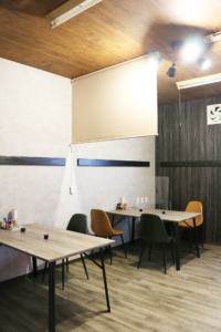 【after】隣の席との間にロールスクリーンを設置し、コロナ対策もばっちり。