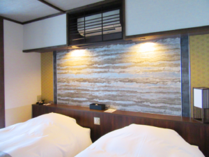 【ベッドルーム】各部屋のテーマごとに壁のデザインを変えています。