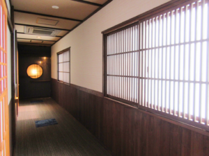 【廊下】特に印象的になった廊下。心に留まるライティングになりました。