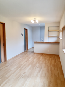 【after】構造上抜けない柱を残して出来た壁にニッチを設えました