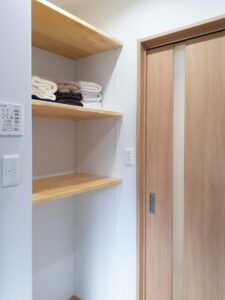 【after】脱衣室にはタオルや衣類・備品が仕舞える棚を設置しました