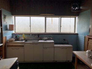 【before】タイル壁の古いキッチンでした。