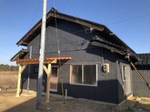 【after】張替えてきれいな外壁になりました。外にあったトイレなどは解体し、勝手口をつくりました。