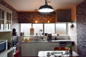 【after】システムキッチンに入れ替えました。窓はそのままですが、天井・壁・床を張替え、おしゃれな雰囲気になりました。