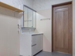 【after】洗面化粧台はパナソニックのウツクシーズを採用。洗面脱衣室として広いスペースになったので、雨の日の洗濯物も干せます♪