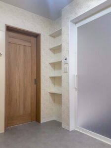 【after】ちょっとしたスペースを活用して棚を設置。洗剤やタオルなどが置けて便利ですね。