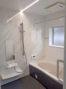 【after】システムバスルームはパナソニックのオフローラを採用。　ライン照明でスタイリッシュで明るいお風呂になりました。