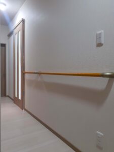 【after】廊下にも手すりを設置しました。