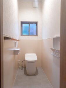 【after】段差をなくし、手すりも設置してバリアフリーに配慮したトイレになりました。腰壁は拭き掃除がしやすいようにアイカ工業のタフウォールを採用。