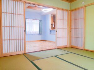 LDKとの間仕切りは造作の障子です