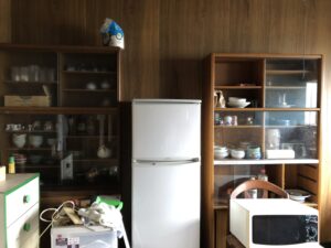 【before】キッチン横は木目の壁でした。