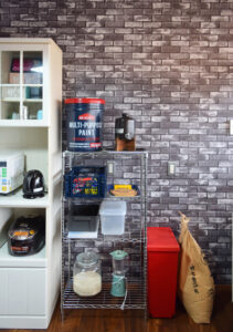 【after】シックなレンガ調の壁紙に張り替えました。食器棚との雰囲気も合っています。