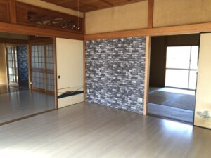 【after】床はフローリングに、襖は4枚から2枚にして壁を作りました。DIYでさらに壁や柱を改装予定です。