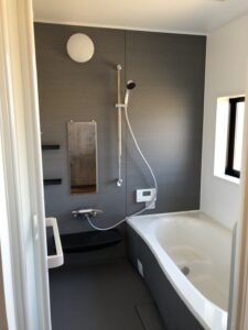 after】システムバスはモノトーン色で落ち着いた雰囲気です。