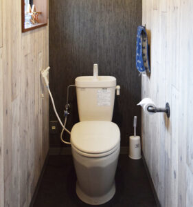 【after】トイレは廃材風の壁紙です。ペーパーホルダーは鉄製で施主様こだわりの品です。