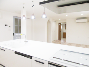 【after】白を基調とした明るいキッチン・内装です。