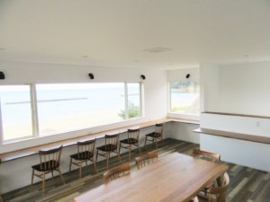 カフェのみのお客様にゆっくりできる配置にしました。