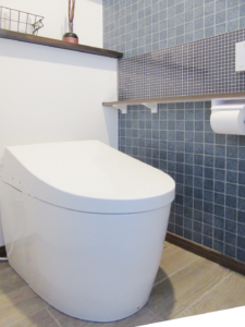 トイレは海をイメージしたネイビーブルーの壁紙とタイルをアクセントにしています。