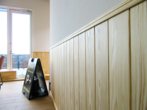 自然素材にこだわり、漆喰塗りの壁に腰壁は羽目板張りで仕上げました。