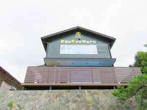 海の青、白い砂、松の緑と外壁の緑でとてもおしゃれでカジュアルなカフェに仕上がりました。