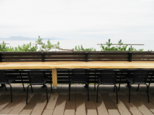 室内のカウンターはもちろんテラス席のカウンターも無垢の１枚板を使っています。