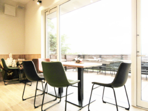 客席からは夕日ヶ浦海岸がどーんと見えるよう窓の大きさにはこだわりました。