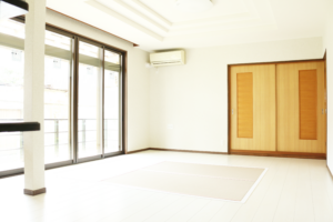 【after】中央には床材の色と合わせた畳を敷きました。しかも床暖房付きです。