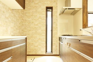 【after】以前の白い扉のキッチンから木目柄の扉に変えて温かみのある印象になりました。