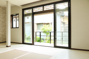 【after】大きな窓の外にはウッドデッキ。リビングが広がったような開放感があります。