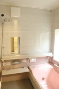 【after】お風呂はクリナップのアクリア。ピンク系でまとめて優しい印象に。高齢の方でもまたぎやすい浴槽です。