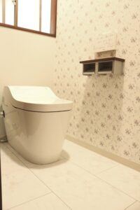 【after】広く使いやすくなったトイレは、小花柄のクロスでエレガントな印象です。