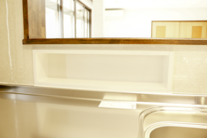 【after】調理スペース前にスパイス置場を設けました。リビングから手元が見えないのもポイント。