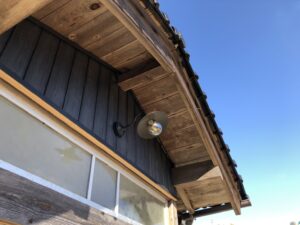 【after】玄関には、家の雰囲気に合わせた外灯をつけました。