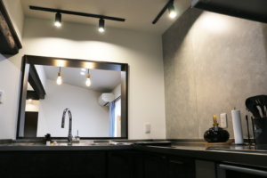 【after】壁を一部とって隣室の居間と一体のキッチンになりました。