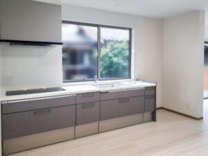 【after】キッチンはパナソニックのラクシーナを採用。キッチンの場所を移動し明るいキッチンになりました。