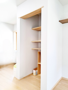 【after】筋交いがあり構造上変えられない壁を利用して収納スペースを確保しました。