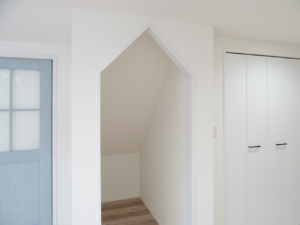 【after】階段下収納の開口を屋根の形にかわいく作りました。