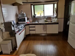 【before】壁付けのキッチンでした。