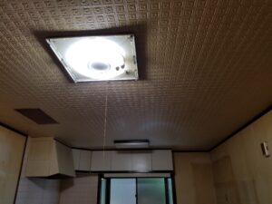 【before】キッチンの天井です。昔ながらの照明でした。