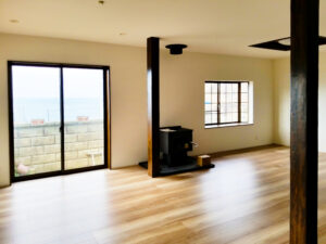 【after】壁がなくなり、大きな窓で明るくなりました。海もよく見えます。中央には暖炉を置く予定です。