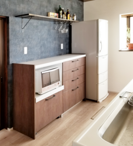 【after】キッチン背面はキッチンの色に合わせた壁色に変えました。リビングが白い壁なので、アクセントになっています。