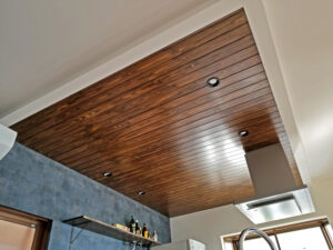 【after】羽目板を張り、ダークカラーに塗装しました。照明は調光・調色のできるダウンライトに変えました。