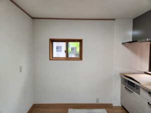 【after】壁の状態を確認し、クロスを貼替えてきれいになりました。