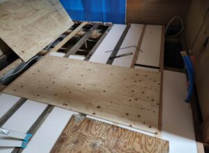 【施工中】床をはがして状態を確認し、断熱材も充填しました。